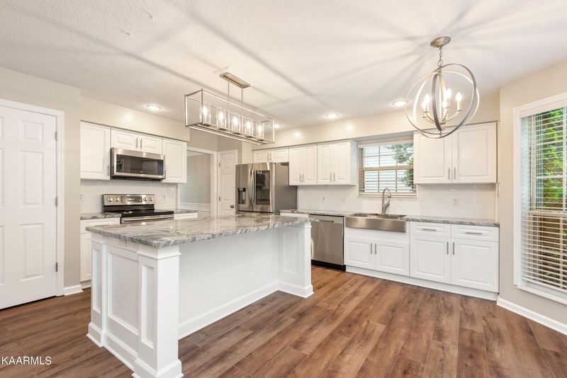 825 Paxton Dr, Knoxville, TN 37918