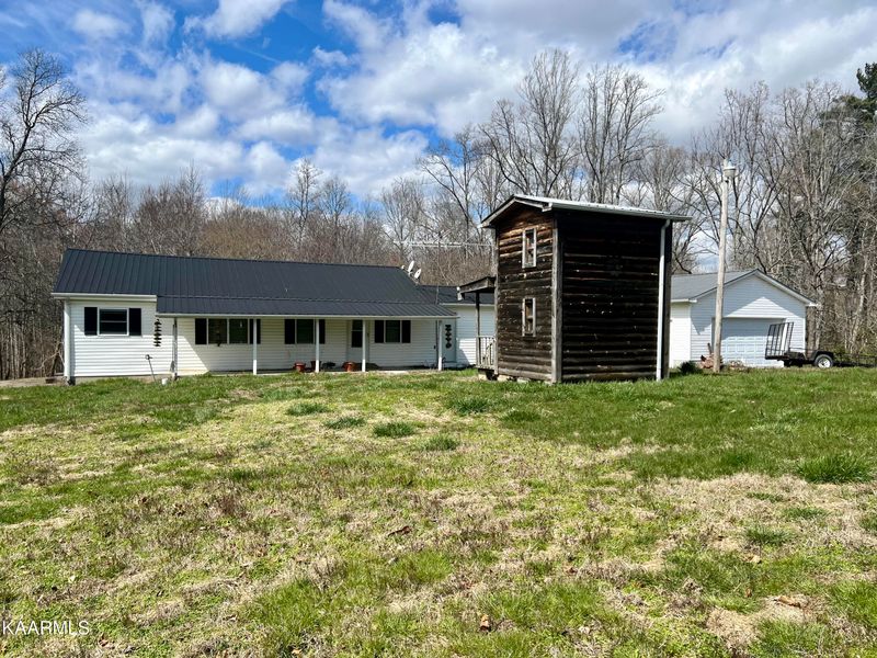 826 Lonnie Pike Rd, Oneida, TN 37841