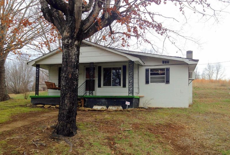 827 Saw Mill Rd, Tellico Plains, TN 37385