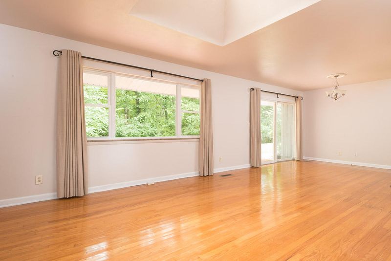 830 W Outer Dr, Oak Ridge, TN 37830