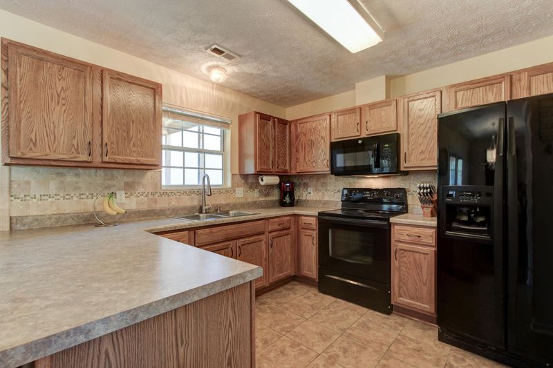 8300 Maple Oak Ln, Powell, TN 37849