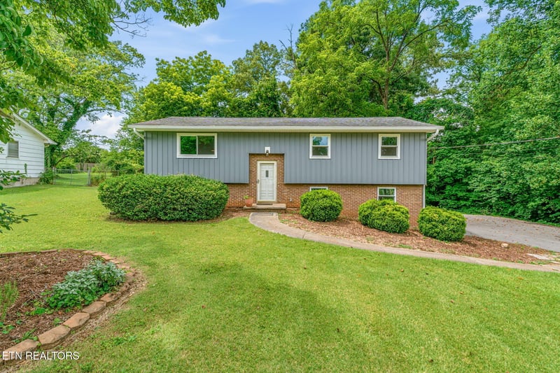 8301 Hunterhill Dr, Knoxville, TN 37923