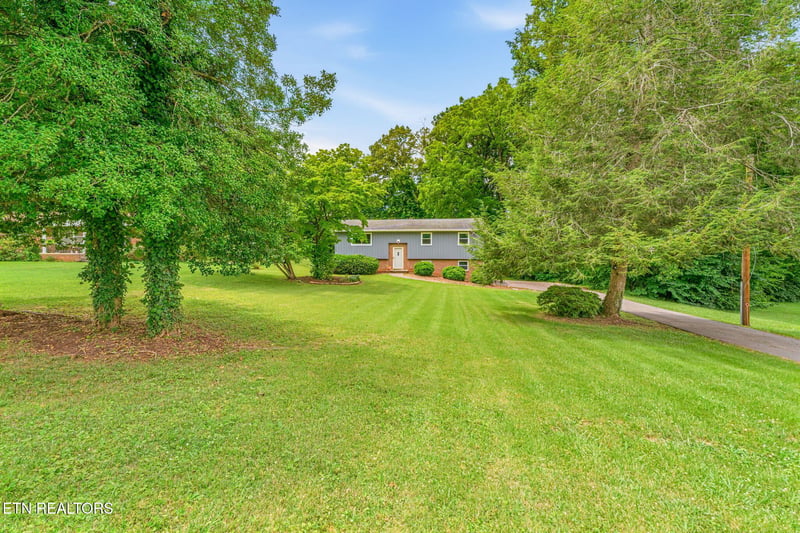 8301 Hunterhill Dr, Knoxville, TN 37923