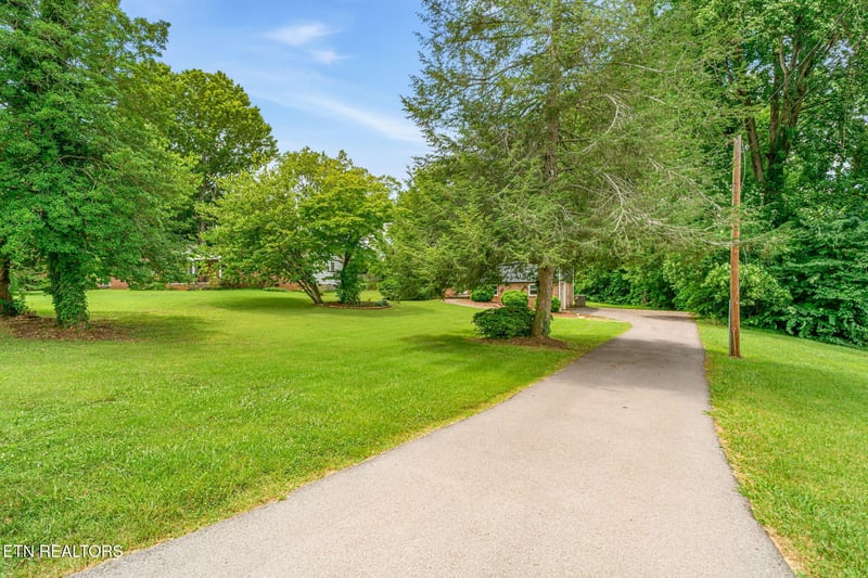 8301 Hunterhill Dr, Knoxville, TN 37923