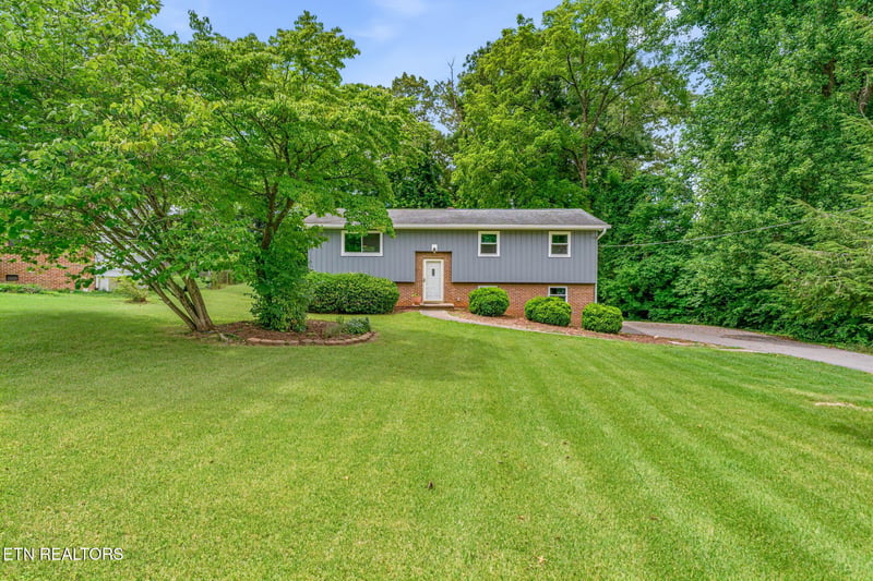 8301 Hunterhill Dr, Knoxville, TN 37923