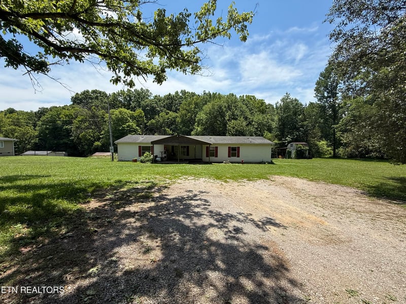 8302 Chauvin Ln, Corryton, TN 37721
