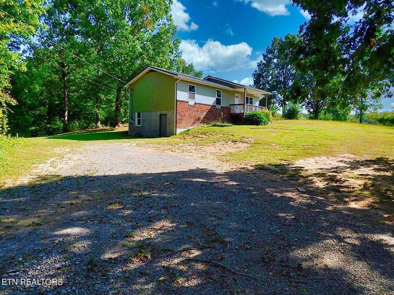 831 Deer Lodge Hwy, Sunbright, TN 37872
