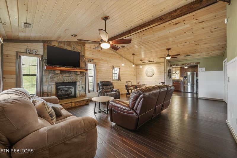 831 Lloyd Huskey Rd, Pigeon Forge, TN 37863
