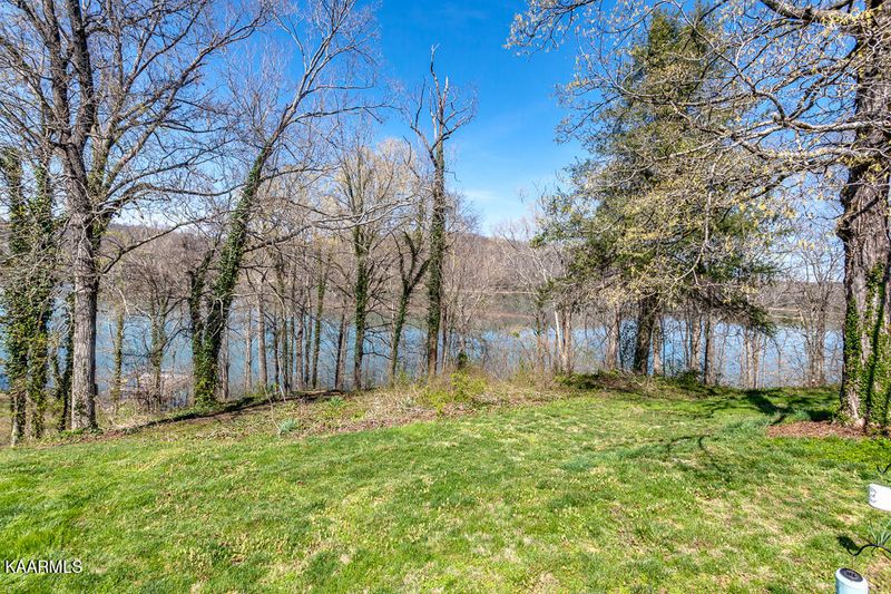 8314 Burchfield Dr, Oak Ridge, TN 37830