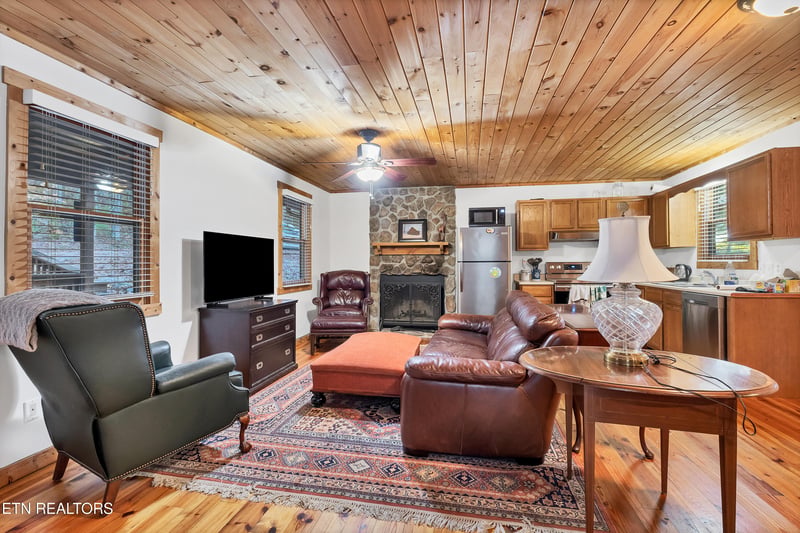832 Christy Ln, Townsend, TN 37882