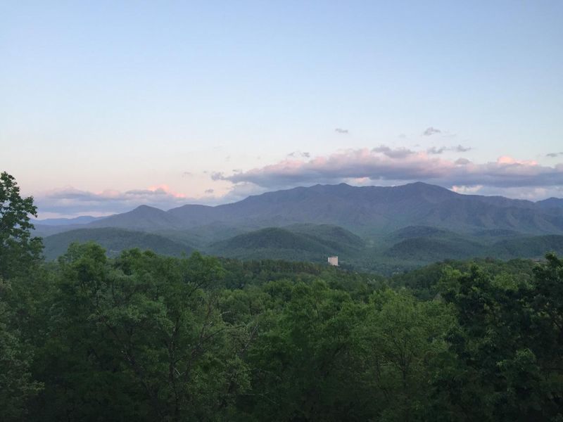 832 N Skyline Dr, Gatlinburg, TN 37738
