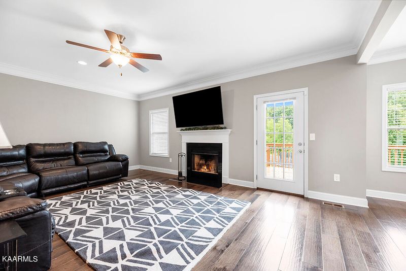 8324 Day Valley Rd, Powell, TN 37849