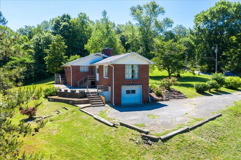 8326 Burchfield Dr, Oak Ridge, TN 37830