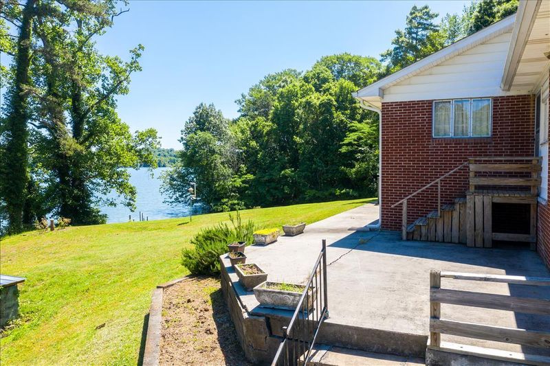 8326 Burchfield Dr, Oak Ridge, TN 37830