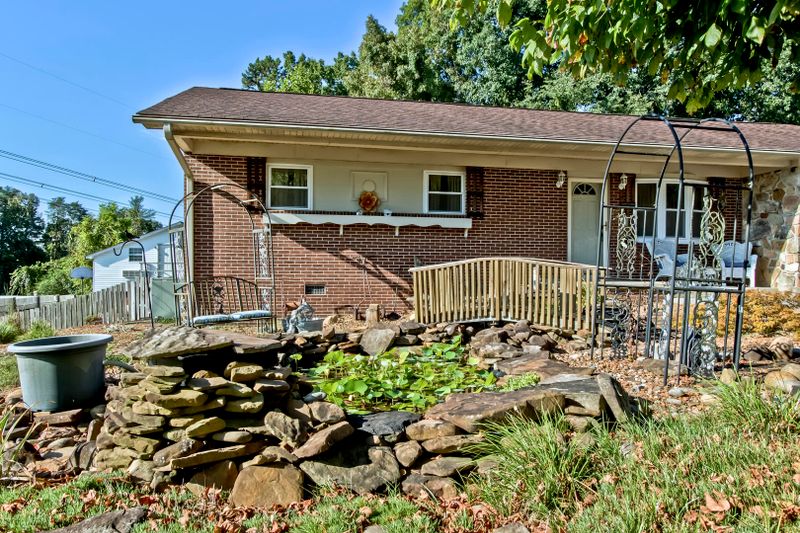 833 Alma Ln, Kingston, TN 37763