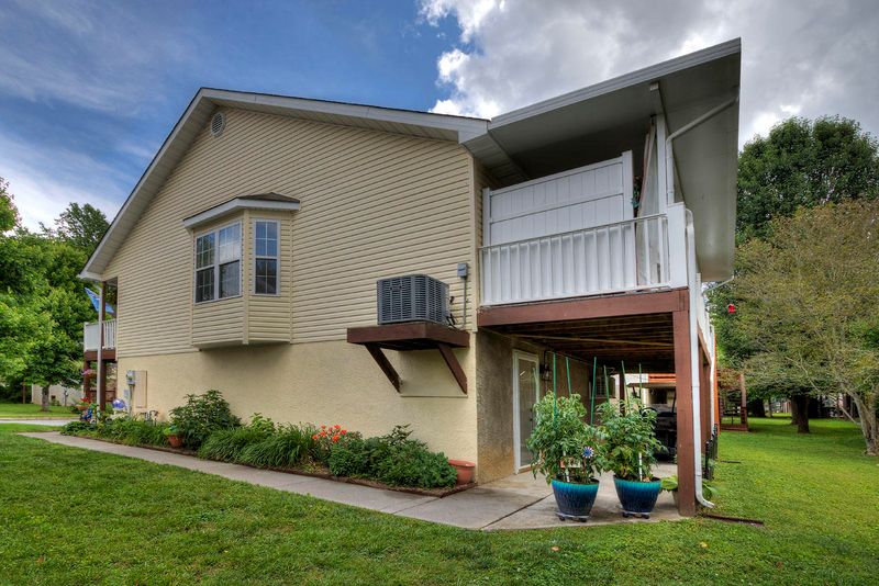 833 Plantation Dr, Pigeon Forge, TN 37863