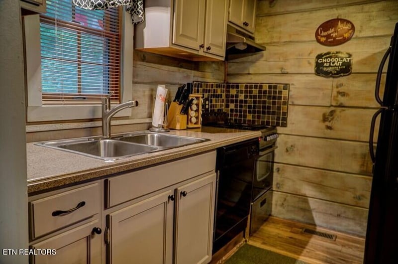 833 Stans Rd, Gatlinburg, TN 37738