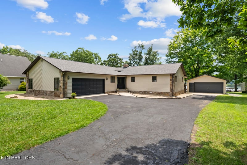 8337 Cherokee Tr, Crossville, TN 38572