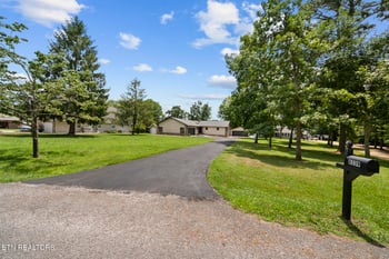8337 Cherokee Tr, Crossville, TN 38572