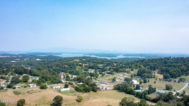 835 Holbert Ln, Kodak, TN 37764