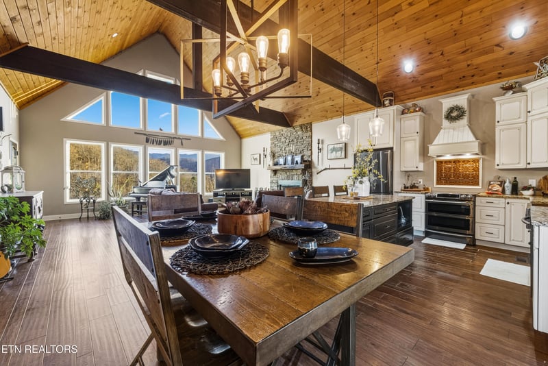 835 Perry Dr, Gatlinburg, TN 37738