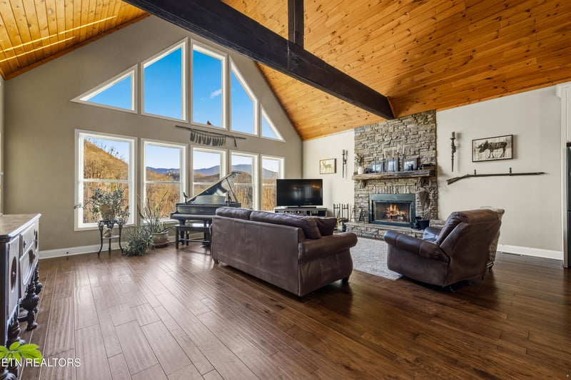 835 Perry Dr, Gatlinburg, TN 37738