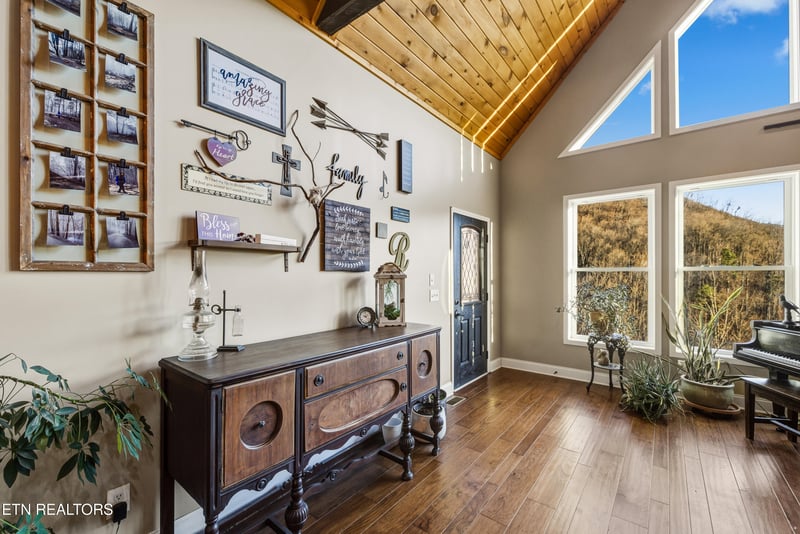 835 Perry Dr, Gatlinburg, TN 37738