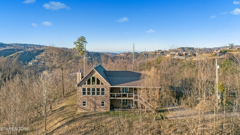 835 Perry Dr, Gatlinburg, TN 37738