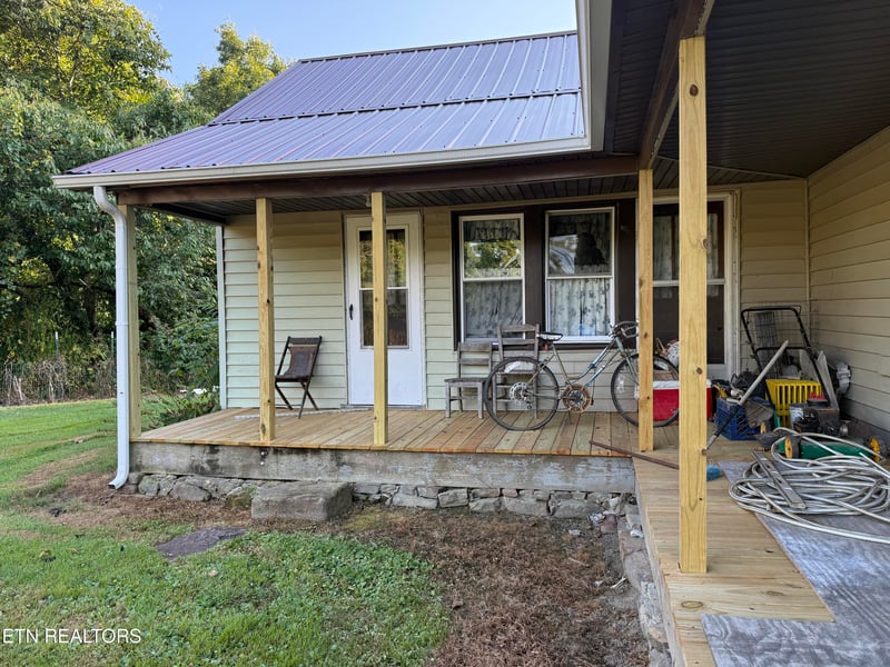 835 Vowell Mountain Ln, Rocky Top, TN 37769