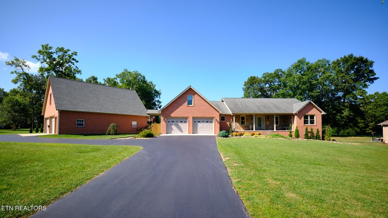 837 E Deer Creek Dr, Crossville, TN 38571