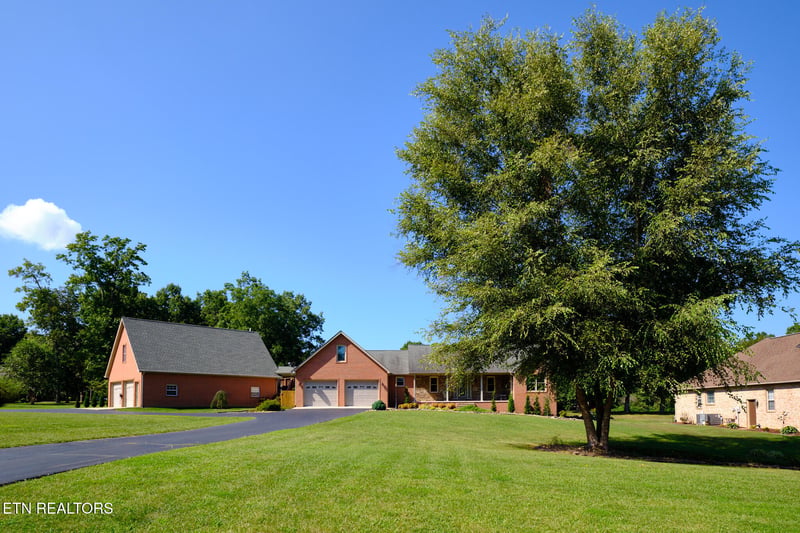 837 E Deer Creek Dr, Crossville, TN 38571