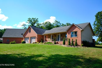 837 E Deer Creek Dr, Crossville, TN 38571