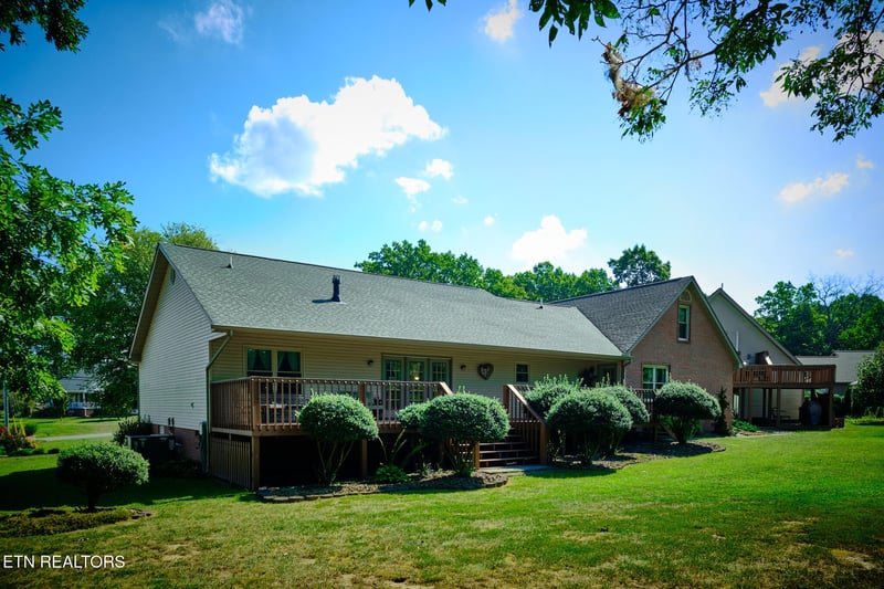 837 E Deer Creek Dr, Crossville, TN 38571