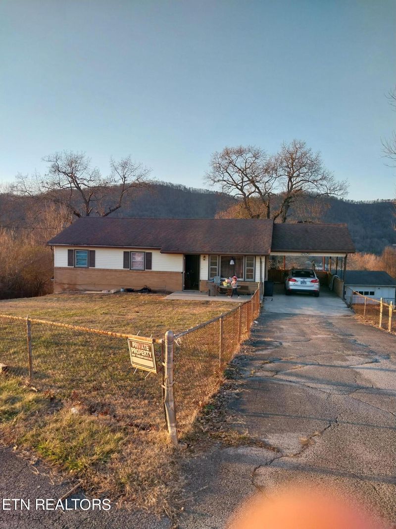 838 Rose Hill Dr, Lafollette, TN 37766