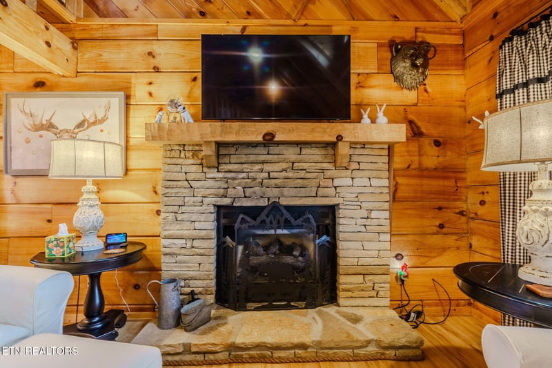 839 W Gold Dust Dr, Pigeon Forge, TN 37863