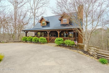 839 W Gold Dust Dr, Pigeon Forge, TN 37863