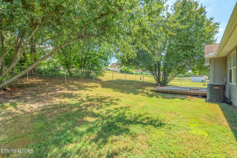 8404 Old Midway Rd, Lenoir City, TN 37772