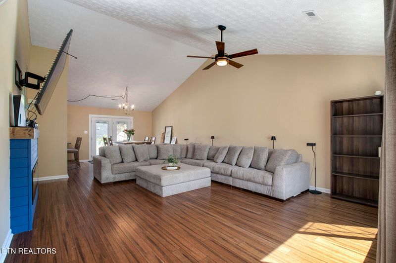 8409 Gardenside Ln, Powell, TN 37849