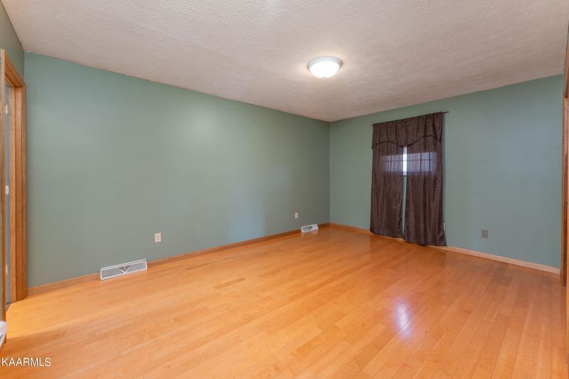 8409 NE Emory Rd, Corryton, TN 37721