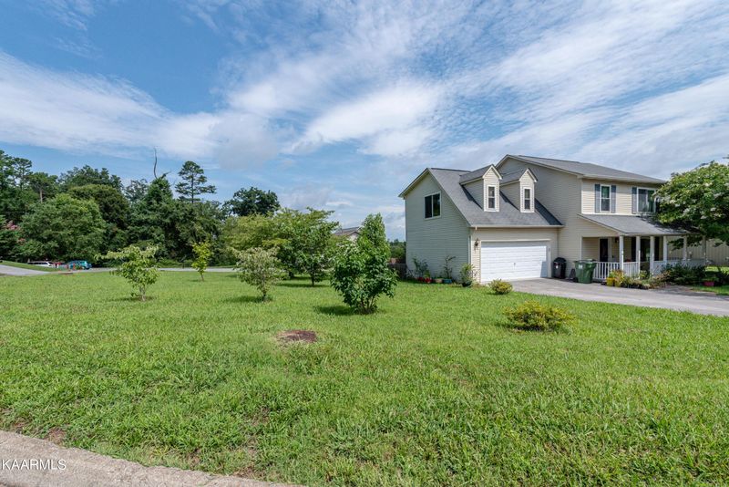 8415 Gardenside Ln, Powell, TN 37849