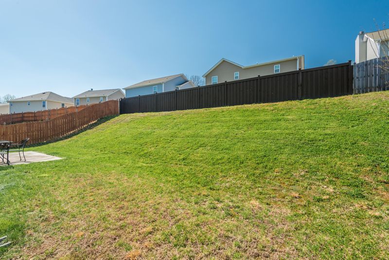 8425 Bowsong Ln, Powell, TN 37849