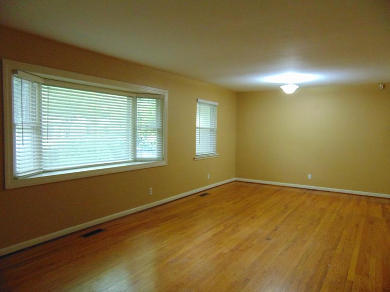 843 W Outer Dr, Oak Ridge, TN 37830