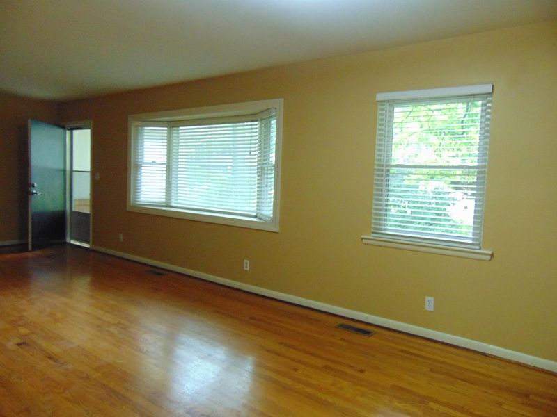 843 W Outer Dr, Oak Ridge, TN 37830