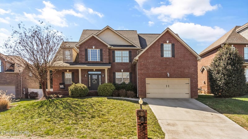 8434 Shoregate Ln, Knoxville, TN 37938