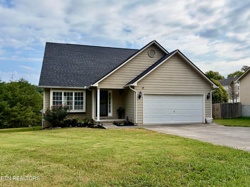 8435 Gardenside Ln, Powell, TN 37849
