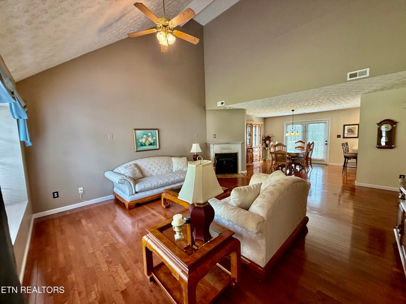 8435 Gardenside Ln, Powell, TN 37849