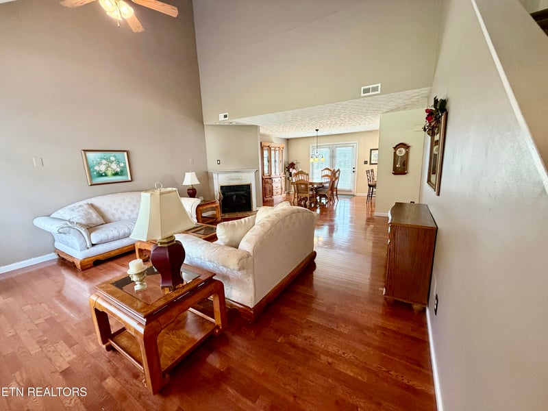 8435 Gardenside Ln, Powell, TN 37849