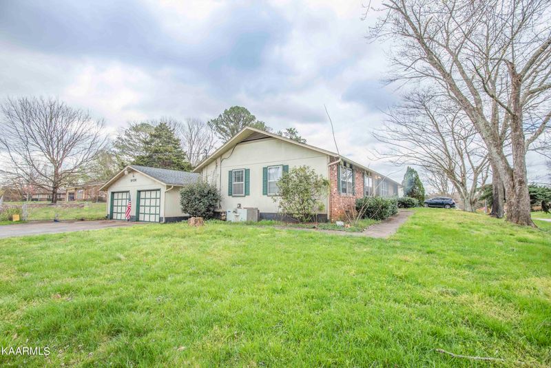 8438 Dresden Dr, Knoxville, TN 37923