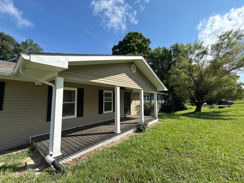 844 Mount Paran Rd, Jacksboro, TN 37757