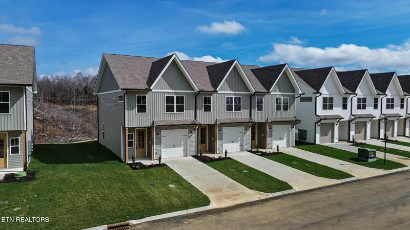 8450 Whisper Ln, Powell, TN 37849